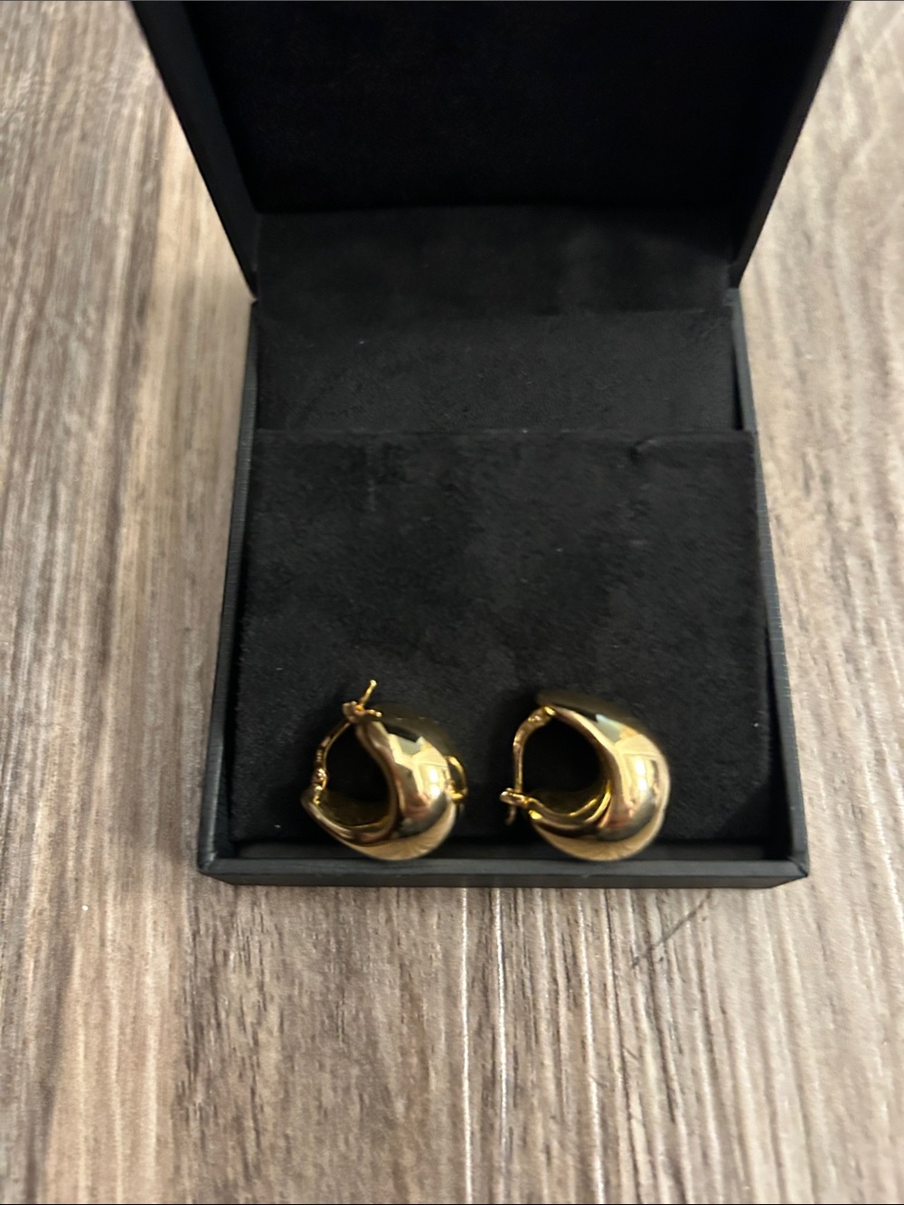 Kinn petite teardrop earrings - Picture 3 of 3